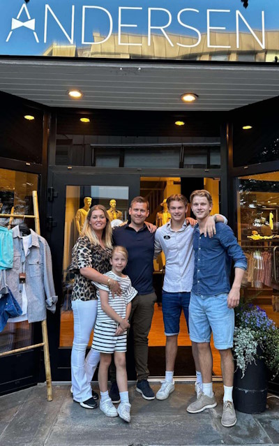 Familien Magnussen samlet i butikken